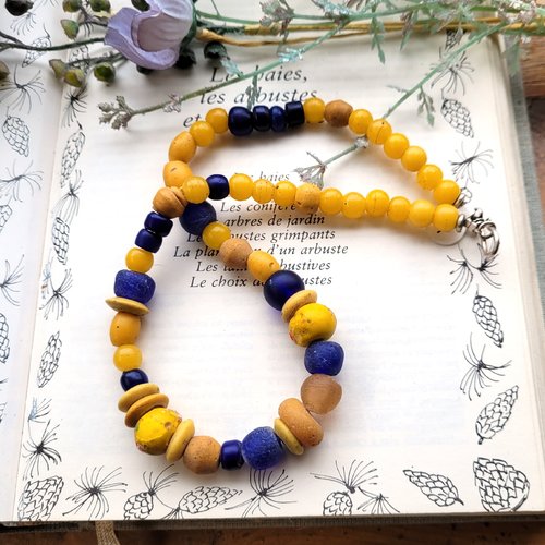 Ambiance ethnique pour ce collier ras de cou unisexe tribal  avec perles de collection : "parfum de sérénité" !!!!