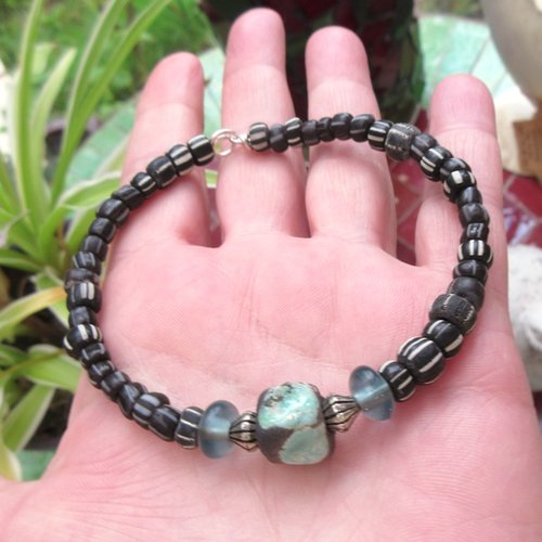 Un bracelet minimaliste unisexe et de caractère avec céramique raku, verre d'indonésie : "un soir de liberté"