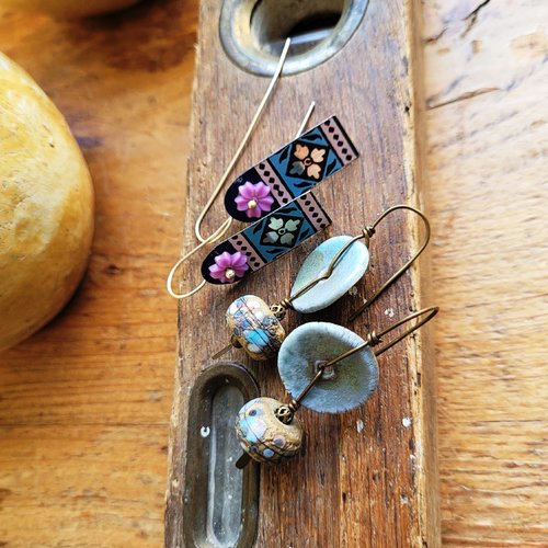 Lot de 2 paires de boucles d'oreille boho tribales avec céramiques artisan et breloques métal récupération ..