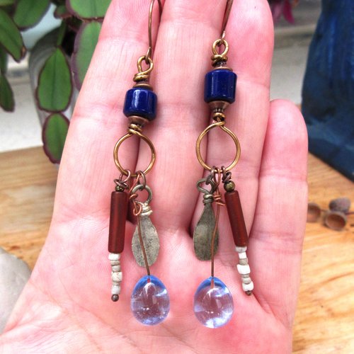Boucles d'oreille coquettes  avec lampworks, verre du mali .. : "la grâce des matins"