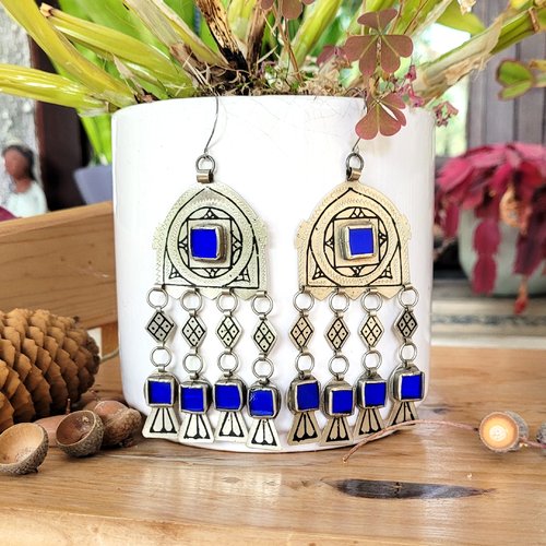 Boucles d'oreille boho tribales avec anciens pendentifs en argent ciselé et niellé avec verroterie maroc: "rêves d'orient"