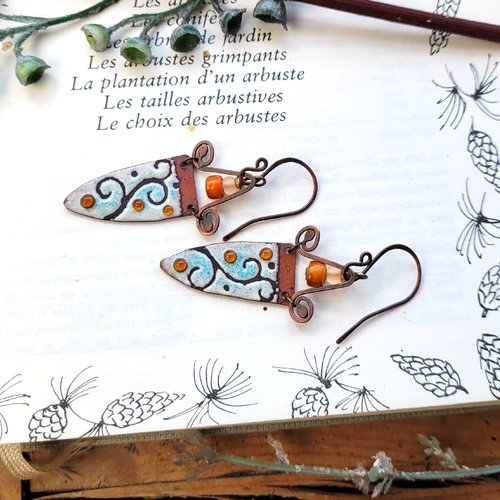 Des boucles d'oreille particulières ethniques, romantiques avec breloques émail d'artisan  : "douceur d'un instant" !!!!