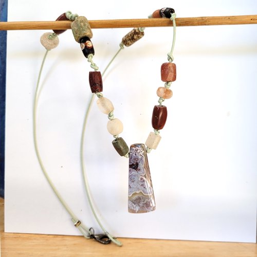 Un collier unique en son genre, exotique et ethnique, perles de saveurs africaines et cabochon crazy lace agate !!!: "mémoires collectives"