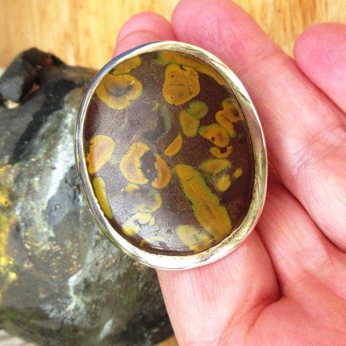 Une bague imposante en argent 925 , contemporaine avec un grand cabochon en bois pétrifié !!!!!