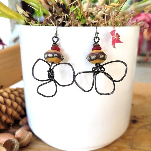 Des breloques trèfles en fer recuit pour ces boucles d'oreille spectaculaires avec perles lampworks d'artisan: "parcelles de rêves"