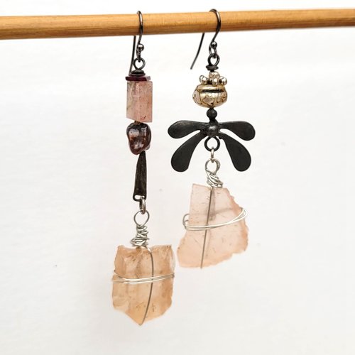 Boucles d'oreille essentielles asymétriques, citadines avec galets verre des plages de la mer et pierre du soleil : "gardiens des secrets"