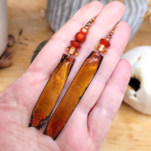 Des boucles d'oreille romantiques, nomades natures asymétriques avec breloques émail et perles soucoupes verre : "la muse estivale"