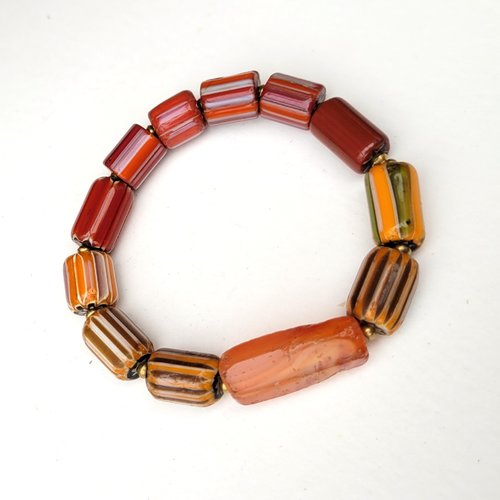 Un bracelet ethnique tribal et unisexe avec anciennes perles tubes en verre chevrons et cornaline  : "quartiers d'orange"
