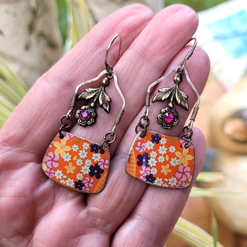 Des boucles d’oreille vintages boho style rétro avec breloques métal récupération, perles bronze avec strass: "muse estivale"