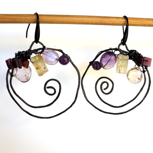 Boucles d'oreille style créoles, baroques, asymétriques, pierres fines ,amétrine, améthyste, grenat, citrine brute  : "frissons d'é