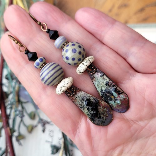 Des boucles d'oreille avec émail artisanal, lampworks et céramiques artisanales.. : "entre mes mains"