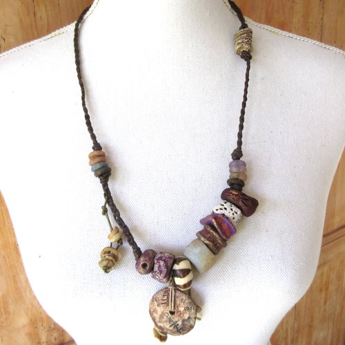 Un collier tribal amulette avec anciennes bagues verre dutch dogon, céramiques raku : "des poussières natures terres mauves"