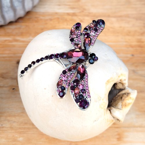 Une broche ou pendentif libellule plaqué argent 925 aux éclats naturels avec cristal de quartz : "du côté passion" ...