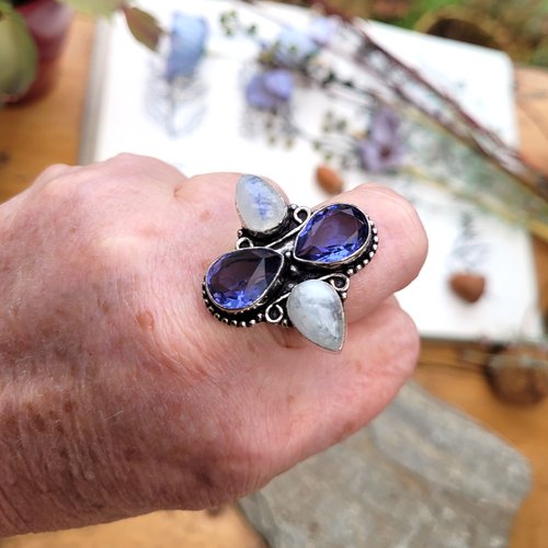 Une bague multi-pierres en argent massif 925 avec 4 cabochons : 2 améthyste et 2 pierre de lune.pour le côté vintage..