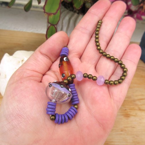 Un collier asymétrique joyeux avec une splendide perle creuse en verre filé à la flamme ...: "lutins des forêts"