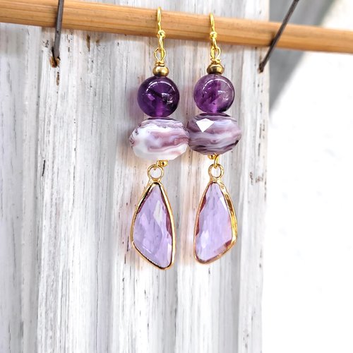 Boucles d'oreille boho chics: perles améthyste, perles verre facetté et breloque vitrail..: "exquises délicatesse"