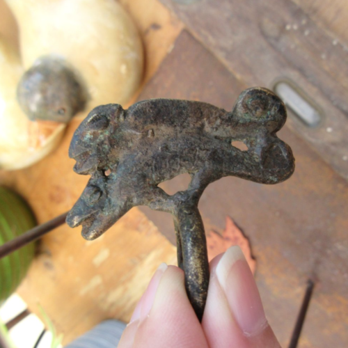 Côté vintage : une bague ancienne en laiton lobi afrique : divination caméléons- taille 75, burkina faso