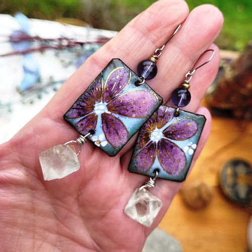 Boucles d'oreille natures avec charme émail artisanal fleurs et perle octaèdre fluorite...: "la grâce en mouvements"