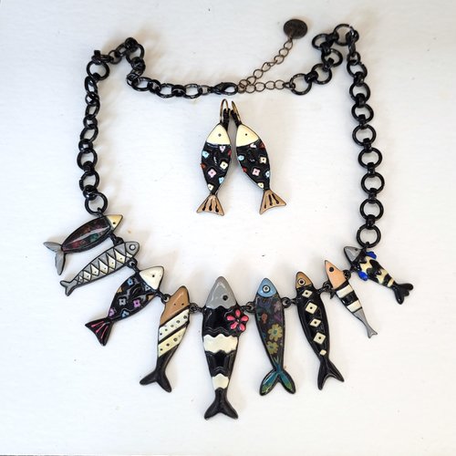 Une parure vintage citadine boucle d'oreille et collier avec breloques poissons en émail... :"la smala sardines"
