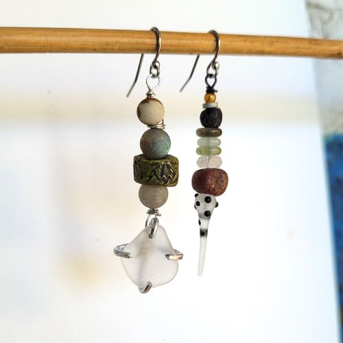 Des boucles d'oreille hétéroclites et asymétriques, tribes, grungy avec galets verre et pierres fines : "tonalités d'ecume" .