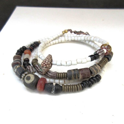 Un bracelet 4 rangs à enrouler ou un collier ethnique avec perles fulani ..... : "une aube sauvage"