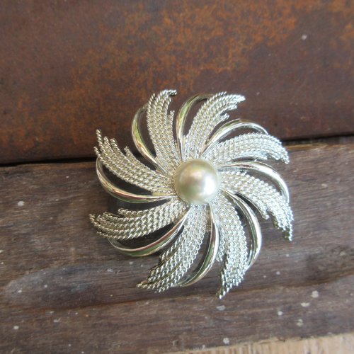 Magnifique broche argentée en forme de fleur ,signée sarah cov,rétro collection, canada pour le côté vintage !!
