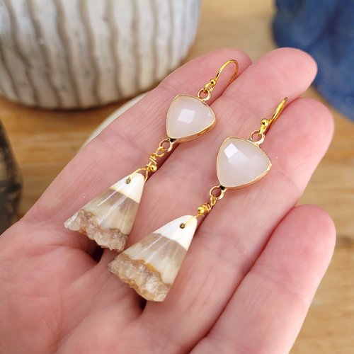 Des boucles d'oreille uniques et merveilleuses , shabby chics, avec cabochons en agate druzy : "sculptures de dentelle"