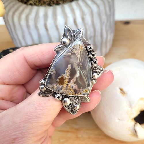 Une exceptionnelle et incroyable bague de créateur, taille 59, en argent 925 , avec un cabochon rare de mousse agate