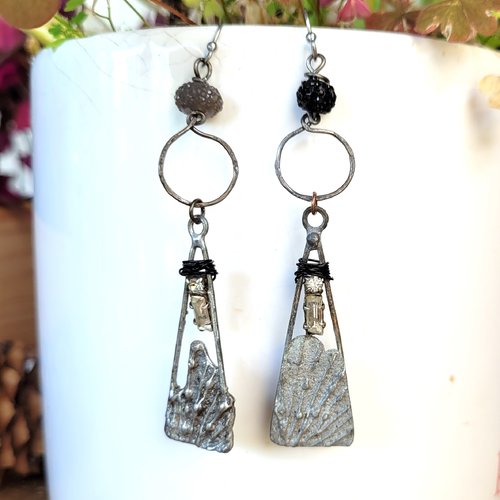 Des boucles d'oreille primitives avec breloques artisanales en étain : "un florilège secret"