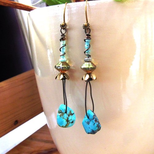 Des boucles d'oreille contemporaines tribales éclectiques avec nugget turquoise d'arizona : "moment magique" ....