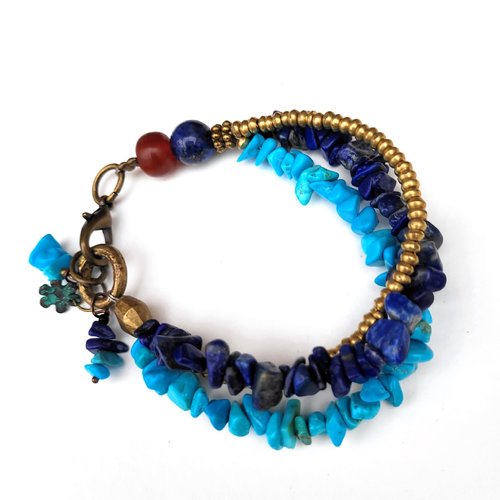 Un bracelet romantique, protecteur, 3 rangs, unisexe, lapis lazulis , turquoise , perles tribales ethniques : "magie des rythmes" ..