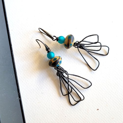 Boucles d'oreilles spectaculaires, breloques pétales de fleurs fer recuit, perles lampwork artisanales, bijou bohème : parcelles d'utopie