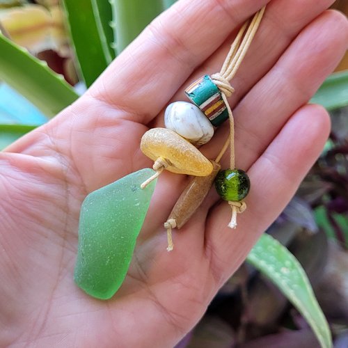 Un pendentif, bijou de sac , petit grigri de plage ... à vous de choisir ....