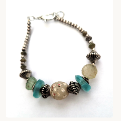 Un bracelet nouveau romantisme, de style tribal avec perle verre vénitienne .. : :"spirales du vent"
