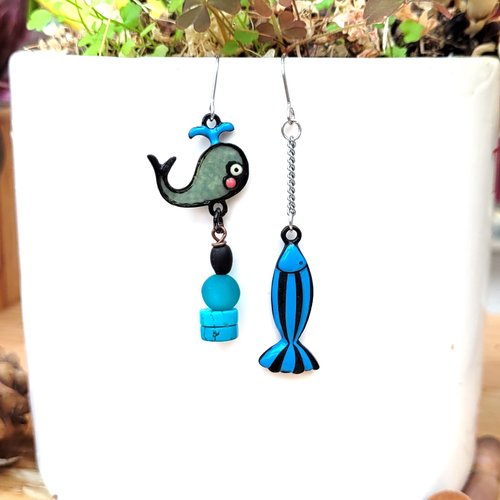 Des boucles d'oreille ethniques chics asymétriques avec breloques émail.. : "poissons charmeurs"
