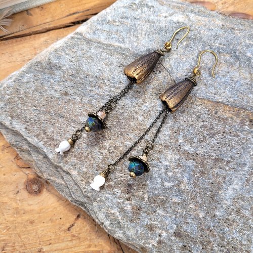 Boucles d'oreilles natures avec clochettes porcelaine artisanale, tulipe nacre .. !!! : "joyeuse escapade"