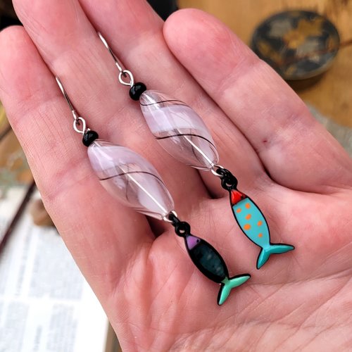 Des boucles d'oreille baroques , chics et citadines avec perles en verre soufflé artisanal et breloques poissons: "coucou les sardines"