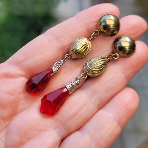 Boucles d'oreille coquettes  avec larmes gouttes verre rouge et perles argentées structurées .. : "la grâce des matins"