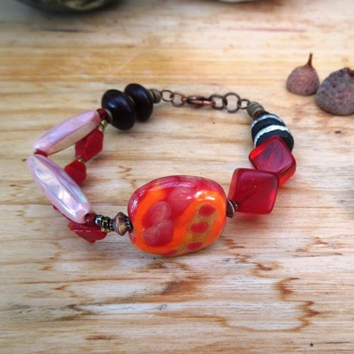 Un bracelet ethnique boho chic avec perle céramique kazuri : "rafale aux mille pétales"
