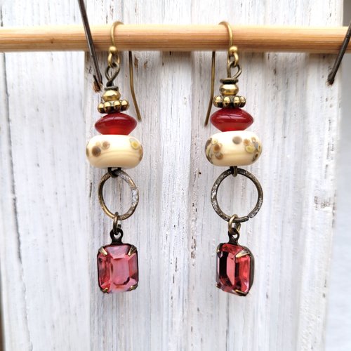 Splendides breloques retro en verre cristal pour ces boucles d'oreille de style baroque : "ne m'oublie pas"