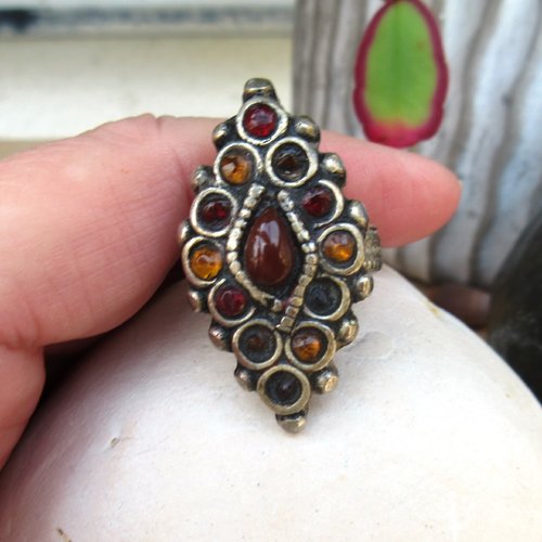 Pour le côté vintage : une ancienne bague berbère en argent massif 925  avec cabochons ancienne cornaline et ambre ..!!!!