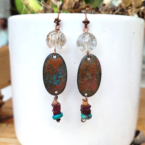 Des boucles d'oreille chics contemporaines avec breloques émail artisanal, pierres fines et turquoise : "des amourettes"