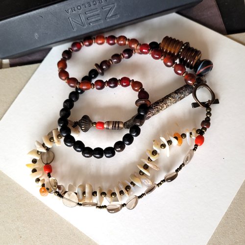 Un collier chic et ethnique avec perles en opale, corne, verre du tibet, corail .. :"baluchon du bonheur"