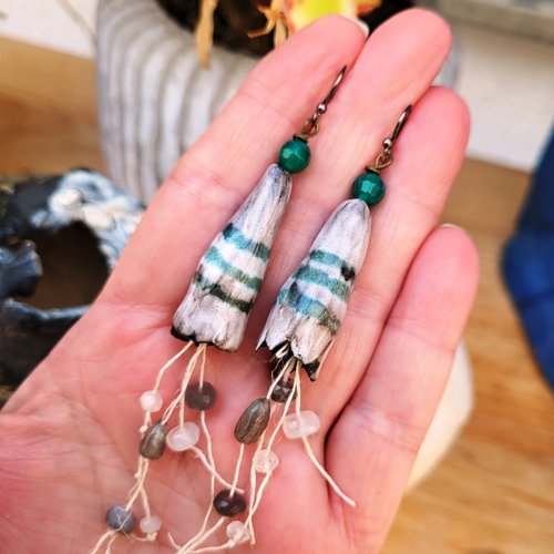 Boucles d'oreilles design moderne, clochettes pods céramique, pierre de lune, labradorite, émeraude:  "une douce chanson..