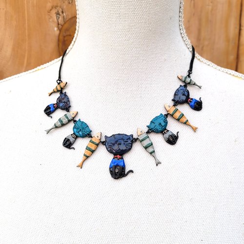 Un collier vintage lol avec breloques poissons et chats en émail, pour les amies  .. : "clan chats- sardines""