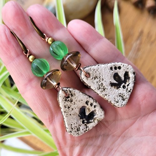 Boucles d'oreille zen et tribes  :" lignes de douceur" ... avec ces céramiques artisanales, perle melon verre vaseline  !!!!!