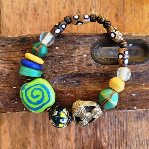 Rêves ensorceleurs avec ce bracelet ajustable ethnique, perle céramique kazuri, heishi laiton.... : "malaika du kenya"