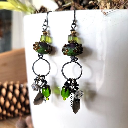 Des boucles d'oreille petites créoles tribales natures avec petits grigris herkimer diamant, lampworks, etc ... : "toucher la lumière"