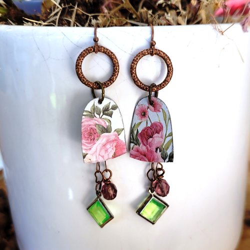 Des boucles d'oreille romantiques, chics, citadines avec breloques en métal de récupération:  "tendre rosée" ..!!!!