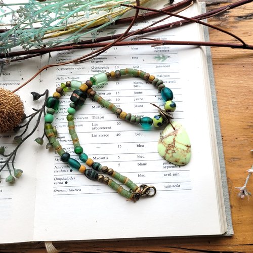 Un collier bohème ethnique avec merveilleux cabochon de lemon chrysoprase ...... : "de fraîches senteurs"